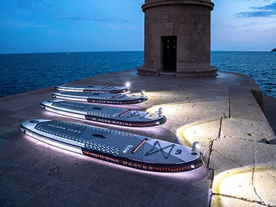 Нощното гребане получава светещ ъпгрейд: представяме новия стендъп падъл борд Aqua Marina Glow