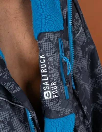 Водоустойчиво унисекс пончо яке роба Saltrock Digi Camo в черно/синьо